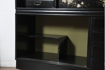 中古　超美品!!　輪島塗り　黒漆塗り　鮮やかな色合いの蒔絵入り茶箪笥(茶たんす、茶タンス、キャビネット、茶棚、飾り棚、収納棚、戸棚、店舗什器)(定価約200万円)(R-082276)