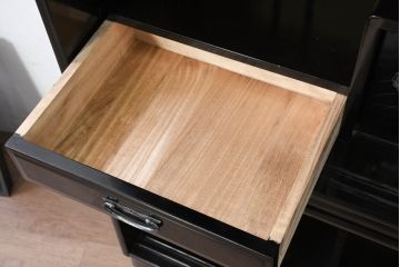 中古　超美品!!　輪島塗り　黒漆塗り　鮮やかな色合いの蒔絵入り茶箪笥(茶たんす、茶タンス、キャビネット、茶棚、飾り棚、収納棚、戸棚、店舗什器)(定価約200万円)(R-082276)