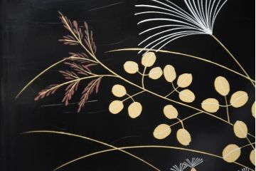 中古　超美品!!　輪島塗り　黒漆塗り　鮮やかな色合いの蒔絵入り茶箪笥(茶たんす、茶タンス、キャビネット、茶棚、飾り棚、収納棚、戸棚、店舗什器)(定価約200万円)(R-082276)
