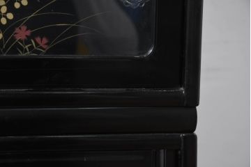 中古　超美品!!　輪島塗り　黒漆塗り　鮮やかな色合いの蒔絵入り茶箪笥(茶たんす、茶タンス、キャビネット、茶棚、飾り棚、収納棚、戸棚、店舗什器)(定価約200万円)(R-082276)