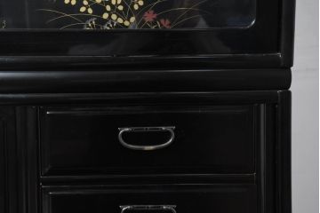 中古　超美品!!　輪島塗り　黒漆塗り　鮮やかな色合いの蒔絵入り茶箪笥(茶たんす、茶タンス、キャビネット、茶棚、飾り棚、収納棚、戸棚、店舗什器)(定価約200万円)(R-082276)