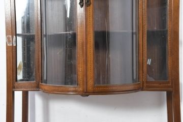 イギリスアンティーク　希少デザイン　曲げガラス入り　すらりと伸びた脚が美しい繊細なフレームの薄型キャビネット(キュリオケース、Rガラス、曲面ガラス、ショーケース、ガラスケース、コレクションケース、陳列棚、飾り棚、店舗什器)(R-082277)