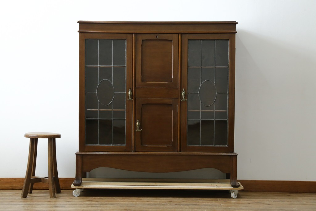 イギリスアンティーク　マホガニー材　可愛らしい脚が魅力のステンドグラス入りサイドバイサイドビューローブックケース　(R-082278)