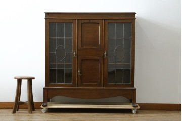 イギリスアンティーク　マホガニー材　可愛らしい脚が魅力のステンドグラス入りサイドバイサイドビューローブックケース　(R-082278)