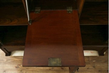 イギリスアンティーク　マホガニー材　可愛らしい脚が魅力のステンドグラス入りサイドバイサイドビューローブックケース　(R-082278)