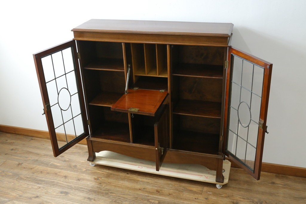 イギリスアンティーク　マホガニー材　可愛らしい脚が魅力のステンドグラス入りサイドバイサイドビューローブックケース　(R-082278)