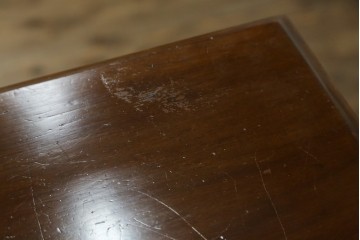 イギリスアンティーク　マホガニー材　可愛らしい脚が魅力のステンドグラス入りサイドバイサイドビューローブックケース　(R-082278)