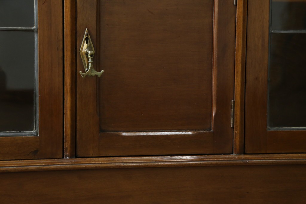 イギリスアンティーク　マホガニー材　可愛らしい脚が魅力のステンドグラス入りサイドバイサイドビューローブックケース　(R-082278)