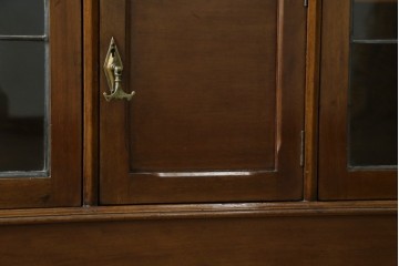 イギリスアンティーク　マホガニー材　可愛らしい脚が魅力のステンドグラス入りサイドバイサイドビューローブックケース　(R-082278)