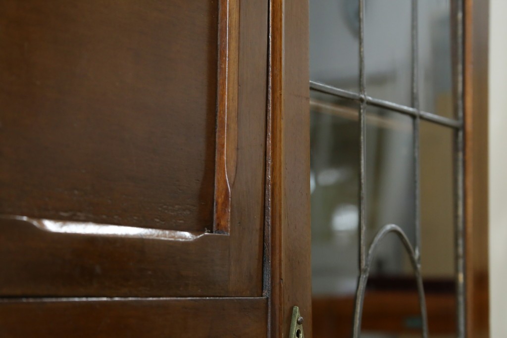 イギリスアンティーク　マホガニー材　可愛らしい脚が魅力のステンドグラス入りサイドバイサイドビューローブックケース　(R-082278)