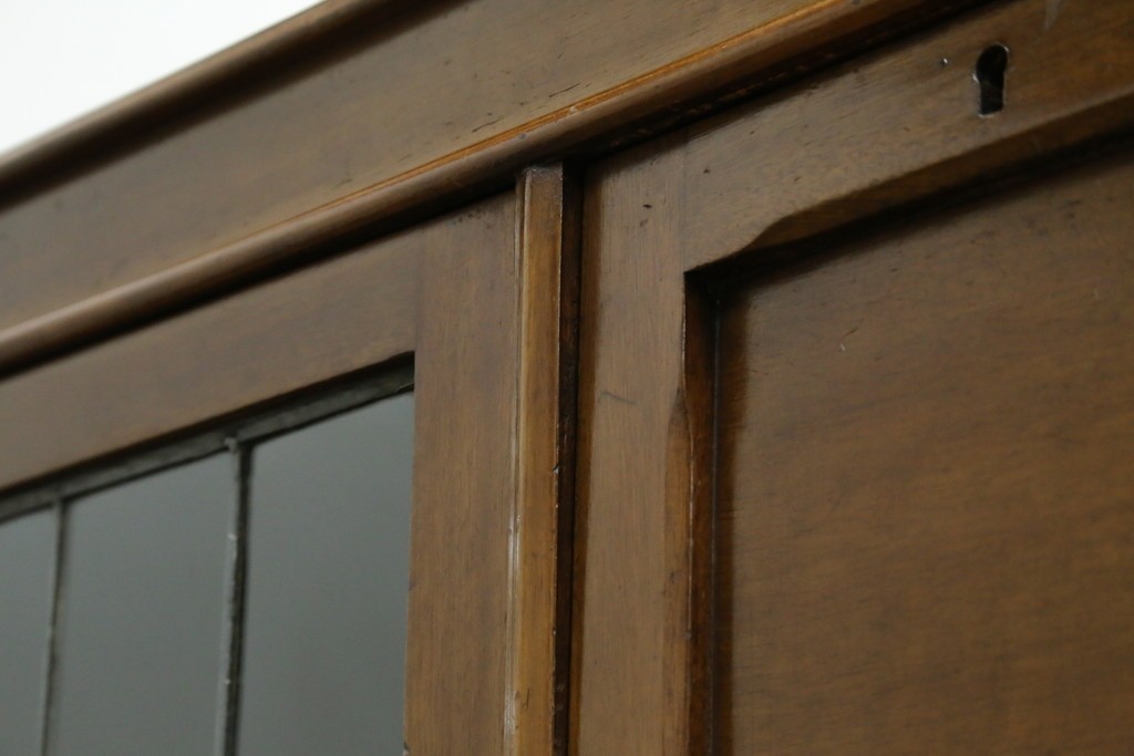 イギリスアンティーク　マホガニー材　可愛らしい脚が魅力のステンドグラス入りサイドバイサイドビューローブックケース　(R-082278)