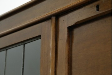 イギリスアンティーク　マホガニー材　可愛らしい脚が魅力のステンドグラス入りサイドバイサイドビューローブックケース　(R-082278)