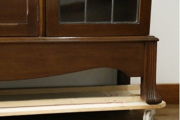 イギリスアンティーク　マホガニー材　可愛らしい脚が魅力のステンドグラス入りサイドバイサイドビューローブックケース　(R-082278)