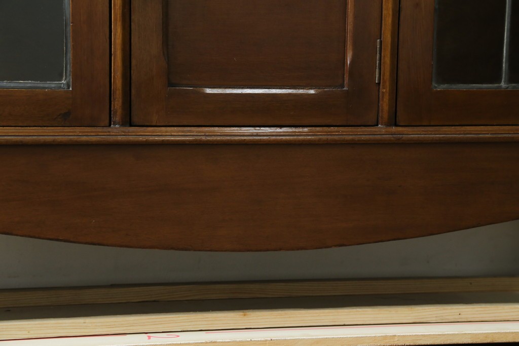 イギリスアンティーク　マホガニー材　可愛らしい脚が魅力のステンドグラス入りサイドバイサイドビューローブックケース　(R-082278)