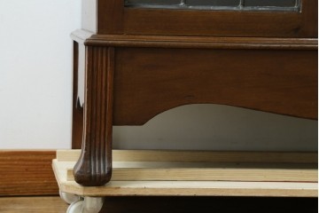 イギリスアンティーク　マホガニー材　可愛らしい脚が魅力のステンドグラス入りサイドバイサイドビューローブックケース　(R-082278)