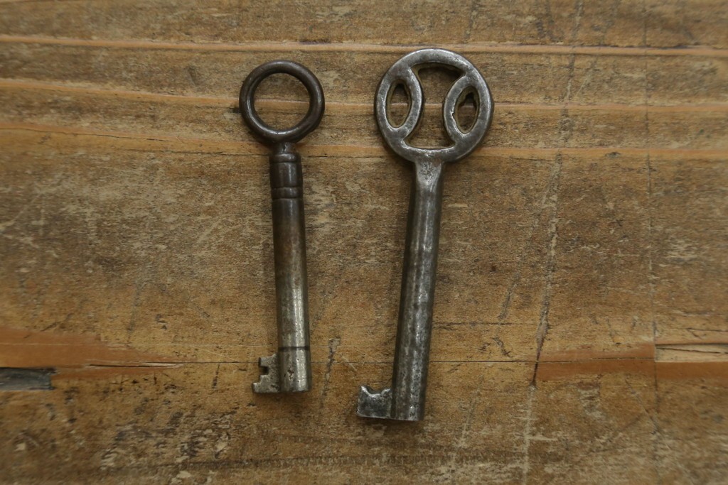 イギリスアンティーク　マホガニー材　可愛らしい脚が魅力のステンドグラス入りサイドバイサイドビューローブックケース　(R-082278)