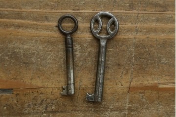 イギリスアンティーク　マホガニー材　可愛らしい脚が魅力のステンドグラス入りサイドバイサイドビューローブックケース　(R-082278)