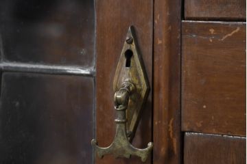 イギリスアンティーク　マホガニー材　可愛らしい脚が魅力のステンドグラス入りサイドバイサイドビューローブックケース(ライティングビューロー、キャビネット、サイドボード、デスク、机、在宅用、在宅ワーク用、収納棚、戸棚、英国)(R-082278)