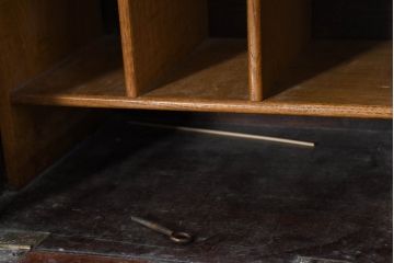 イギリスアンティーク　マホガニー材　可愛らしい脚が魅力のステンドグラス入りサイドバイサイドビューローブックケース(ライティングビューロー、キャビネット、サイドボード、デスク、机、在宅用、在宅ワーク用、収納棚、戸棚、英国)(R-082278)