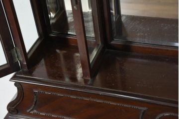 イギリスアンティーク　高級品!!　マホガニー材　象嵌入り　上品で繊細なデザインの小ぶりな猫脚パーラーキャビネット(コレクションケース、キュリオケース、ミラー、飾り棚、戸棚、収納棚、店舗什器、英国)(R-082279)