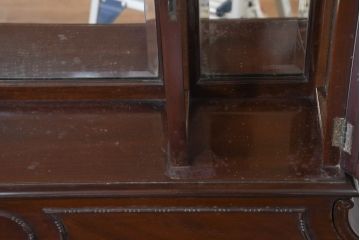 イギリスアンティーク　高級品!!　マホガニー材　象嵌入り　上品で繊細なデザインの小ぶりな猫脚パーラーキャビネット(コレクションケース、キュリオケース、ミラー、飾り棚、戸棚、収納棚、店舗什器、英国)(R-082279)