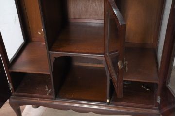 イギリスアンティーク　高級品!!　マホガニー材　象嵌入り　上品で繊細なデザインの小ぶりな猫脚パーラーキャビネット(コレクションケース、キュリオケース、ミラー、飾り棚、戸棚、収納棚、店舗什器、英国)(R-082279)