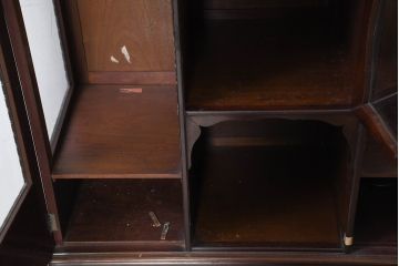 イギリスアンティーク　高級品!!　マホガニー材　象嵌入り　上品で繊細なデザインの小ぶりな猫脚パーラーキャビネット(コレクションケース、キュリオケース、ミラー、飾り棚、戸棚、収納棚、店舗什器、英国)(R-082279)
