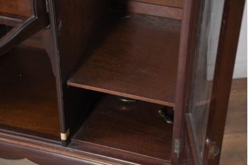 イギリスアンティーク　高級品!!　マホガニー材　象嵌入り　上品で繊細なデザインの小ぶりな猫脚パーラーキャビネット(コレクションケース、キュリオケース、ミラー、飾り棚、戸棚、収納棚、店舗什器、英国)(R-082279)