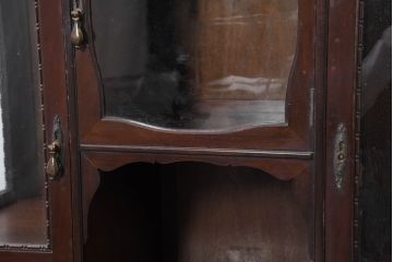 イギリスアンティーク　高級品!!　マホガニー材　象嵌入り　上品で繊細なデザインの小ぶりな猫脚パーラーキャビネット(コレクションケース、キュリオケース、ミラー、飾り棚、戸棚、収納棚、店舗什器、英国)(R-082279)