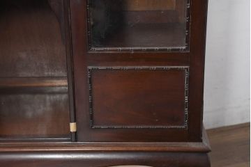 イギリスアンティーク　高級品!!　マホガニー材　象嵌入り　上品で繊細なデザインの小ぶりな猫脚パーラーキャビネット(コレクションケース、キュリオケース、ミラー、飾り棚、戸棚、収納棚、店舗什器、英国)(R-082279)