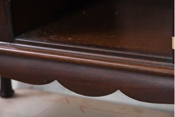 イギリスアンティーク　高級品!!　マホガニー材　象嵌入り　上品で繊細なデザインの小ぶりな猫脚パーラーキャビネット(コレクションケース、キュリオケース、ミラー、飾り棚、戸棚、収納棚、店舗什器、英国)(R-082279)