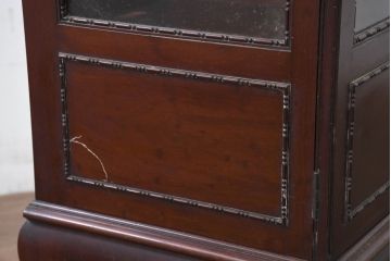 イギリスアンティーク　高級品!!　マホガニー材　象嵌入り　上品で繊細なデザインの小ぶりな猫脚パーラーキャビネット(コレクションケース、キュリオケース、ミラー、飾り棚、戸棚、収納棚、店舗什器、英国)(R-082279)