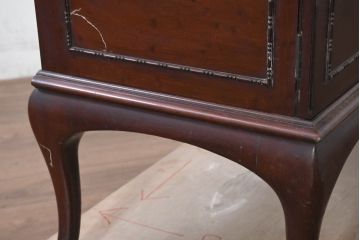 イギリスアンティーク　高級品!!　マホガニー材　象嵌入り　上品で繊細なデザインの小ぶりな猫脚パーラーキャビネット(コレクションケース、キュリオケース、ミラー、飾り棚、戸棚、収納棚、店舗什器、英国)(R-082279)