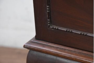 イギリスアンティーク　高級品!!　マホガニー材　象嵌入り　上品で繊細なデザインの小ぶりな猫脚パーラーキャビネット(コレクションケース、キュリオケース、ミラー、飾り棚、戸棚、収納棚、店舗什器、英国)(R-082279)