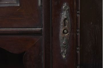 イギリスアンティーク　高級品!!　マホガニー材　象嵌入り　上品で繊細なデザインの小ぶりな猫脚パーラーキャビネット(コレクションケース、キュリオケース、ミラー、飾り棚、戸棚、収納棚、店舗什器、英国)(R-082279)