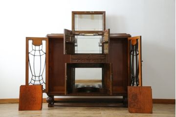 イギリスアンティーク　希少!!　高級品!!　オーク材　手の込んだ彫刻が目を引く重厚で大振りなドリンクサーバーキャビネット(サイドボード、サイドキャビネット、飾り棚、収納棚、戸棚、食器棚、カップボード、カクテルキャビネット)(R-082280)