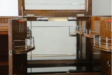 イギリスアンティーク　希少!!　高級品!!　オーク材　手の込んだ彫刻が目を引く重厚で大振りなドリンクサーバーキャビネット(サイドボード、サイドキャビネット、飾り棚、収納棚、戸棚、食器棚、カップボード、カクテルキャビネット)(R-082280)