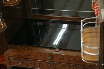 イギリスアンティーク　希少!!　高級品!!　オーク材　手の込んだ彫刻が目を引く重厚で大振りなドリンクサーバーキャビネット(サイドボード、サイドキャビネット、飾り棚、収納棚、戸棚、食器棚、カップボード、カクテルキャビネット)(R-082280)