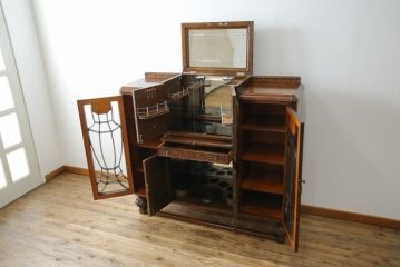 イギリスアンティーク　希少!!　高級品!!　オーク材　手の込んだ彫刻が目を引く重厚で大振りなドリンクサーバーキャビネット(サイドボード、サイドキャビネット、飾り棚、収納棚、戸棚、食器棚、カップボード、カクテルキャビネット)(R-082280)