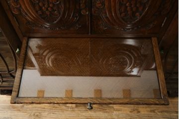 イギリスアンティーク　希少!!　高級品!!　オーク材　手の込んだ彫刻が目を引く重厚で大振りなドリンクサーバーキャビネット(サイドボード、サイドキャビネット、飾り棚、収納棚、戸棚、食器棚、カップボード、カクテルキャビネット)(R-082280)