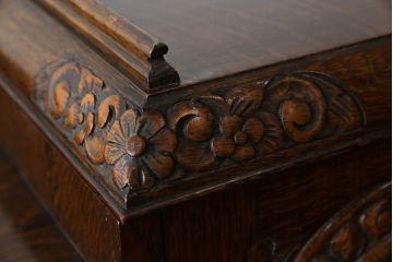 イギリスアンティーク　希少!!　高級品!!　オーク材　手の込んだ彫刻が目を引く重厚で大振りなドリンクサーバーキャビネット(サイドボード、サイドキャビネット、飾り棚、収納棚、戸棚、食器棚、カップボード、カクテルキャビネット)(R-082280)