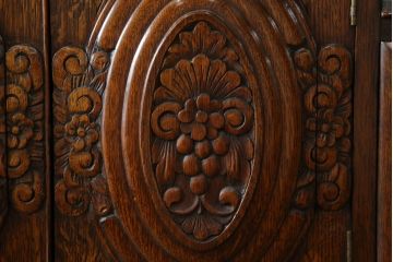 イギリスアンティーク　希少!!　高級品!!　オーク材　手の込んだ彫刻が目を引く重厚で大振りなドリンクサーバーキャビネット(サイドボード、サイドキャビネット、飾り棚、収納棚、戸棚、食器棚、カップボード、カクテルキャビネット)(R-082280)