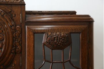 イギリスアンティーク　希少!!　高級品!!　オーク材　手の込んだ彫刻が目を引く重厚で大振りなドリンクサーバーキャビネット(サイドボード、サイドキャビネット、飾り棚、収納棚、戸棚、食器棚、カップボード、カクテルキャビネット)(R-082280)