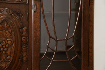 イギリスアンティーク　希少!!　高級品!!　オーク材　手の込んだ彫刻が目を引く重厚で大振りなドリンクサーバーキャビネット(サイドボード、サイドキャビネット、飾り棚、収納棚、戸棚、食器棚、カップボード、カクテルキャビネット)(R-082280)