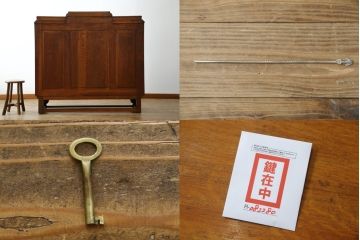 イギリスアンティーク　希少!!　高級品!!　オーク材　手の込んだ彫刻が目を引く重厚で大振りなドリンクサーバーキャビネット(サイドボード、サイドキャビネット、飾り棚、収納棚、戸棚、食器棚、カップボード、カクテルキャビネット)(R-082280)