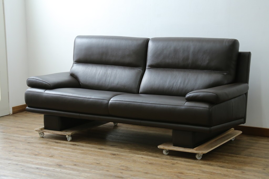 中古　美品　カリモク家具(karimoku)　domani(ドマーニ)　Excel-Life(エクセルライフ)　美しいフォルムが高級感漂う2.5人掛けソファ　定価約90万円　(R-082282)