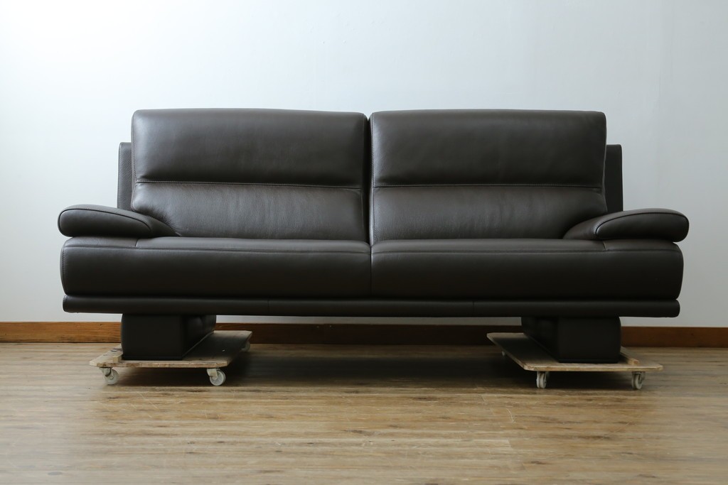 中古　美品　カリモク家具(karimoku)　domani(ドマーニ)　Excel-Life(エクセルライフ)　美しいフォルムが高級感漂う2.5人掛けソファ　定価約90万円　(R-082282)