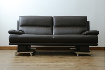 中古　美品　カリモク家具(karimoku)　domani(ドマーニ)　Excel-Life(エクセルライフ)　美しいフォルムが高級感漂う2.5人掛けソファ　定価約90万円　(R-082282)