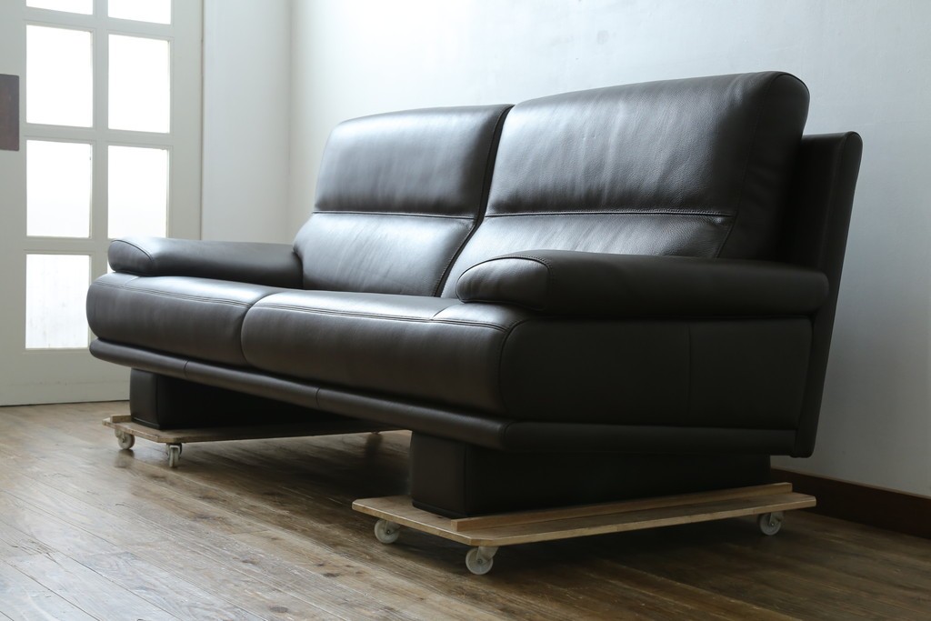 中古　美品　カリモク家具(karimoku)　domani(ドマーニ)　Excel-Life(エクセルライフ)　美しいフォルムが高級感漂う2.5人掛けソファ　定価約90万円　(R-082282)