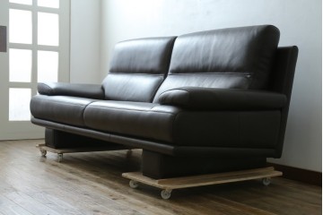 中古　美品　カリモク家具(karimoku)　domani(ドマーニ)　Excel-Life(エクセルライフ)　美しいフォルムが高級感漂う2.5人掛けソファ　定価約90万円　(R-082282)